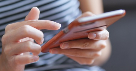 Mercato degli smartphone mai così male dal 2013