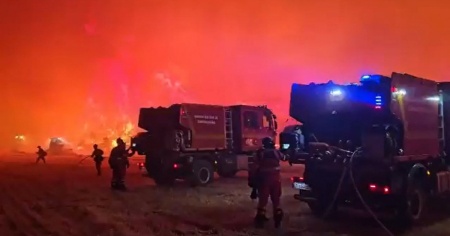 Il colossale incendio che sta bruciando l'Aragona