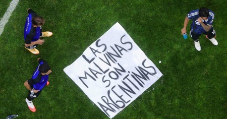 Un lenzuolo, dieci dollari e un nascondiglio rischioso: così lo striscione è entrato nello stadio