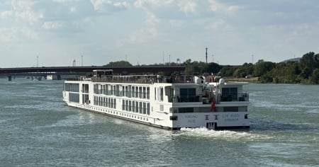 Nave svizzera incagliata sul Danubio, evacuati 186 passeggeri