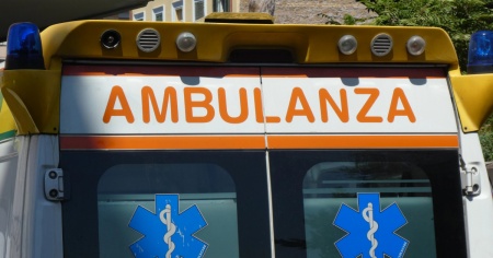 Si scontra con un'auto: centauro svizzero ricoverato in Rianimazione