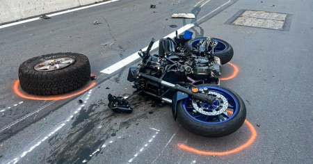 Tampona due auto già coinvolte nell'incidente: ferito un motociclista