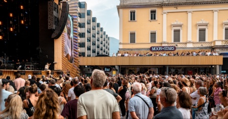 Ryan Tedder «licenzia» la sedia e Jessie J chiacchiera con il pubblico