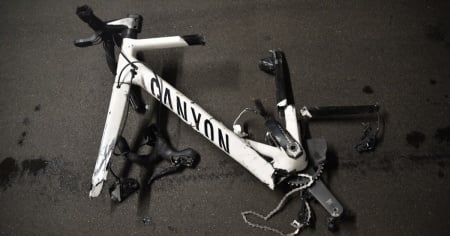 Gli si sgancia la bici dal tetto e colpisce tre auto