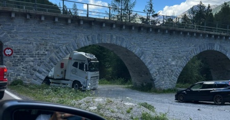 Tir bloccato manda in tilt il traffico sul Passo dell'Albula