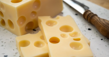 Tra siccità e crollo del prezzo del latte: in crisi il formaggio svizzero per eccellenza