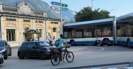 Moto contro un autobus, traffico in tilt