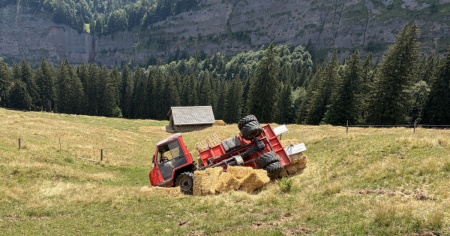 Il trattore si ribalta: grave un 35enne