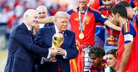 La sacra foto dei campioni e Trump che ha provato a entrarci