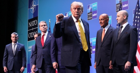Trump prima attacca e poi frena: «La Nato è unita»