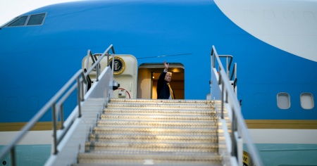 Trump cambia aereo dopo il vertice Nato: preso di mira dall’Iran
