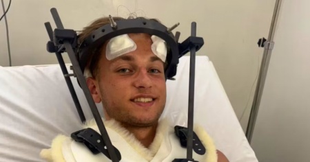 Tuffo in piscina: sopravvive a una doppia frattura del collo