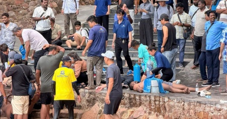 Mare agitato e la barca si capovolge: almeno 15 turisti morti