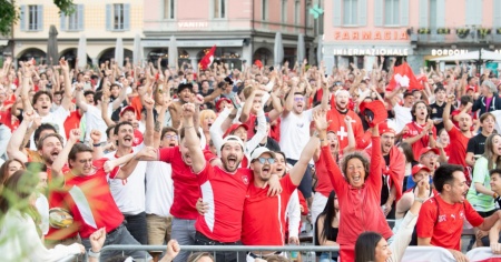 Tutti insieme all'alba per la Nati: la gallery dei tifosi