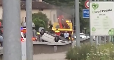 Un'auto finisce sul tetto a Magadino e il traffico del Locarnese va in tilt