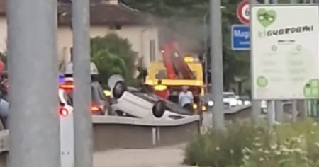 Un'auto finisce sul tetto a Magadino e il traffico del Locarnese va in tilt