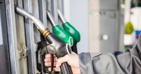 Un nuovo distributore abbassa i prezzi di 20 centesimi al litro: scoppia la polemica