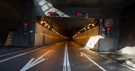 Follia nel tunnel del San Gottardo: 21 sorpassi a 170 all’ora