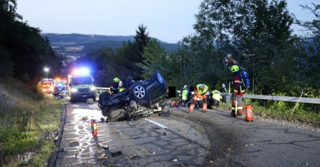Auto si ribalta dopo una serie di urti: sei feriti