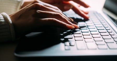 Vivono in Africa e per due soldi ti scrivono la tesi in sei ore