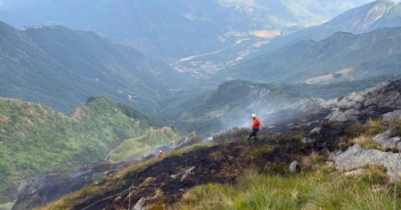 Due elicotteri per l'incendio sulla Cima di Madone