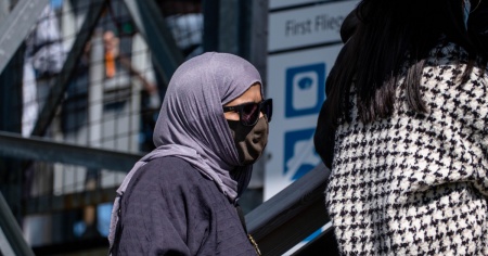 Pochi burqa, molti passamontagna