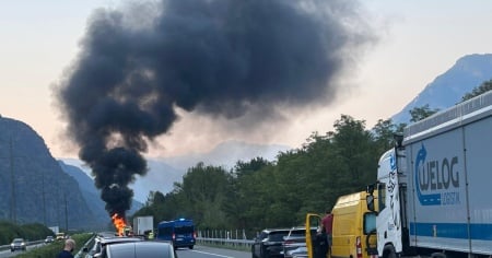 Camion in fiamme sull'A2 in direzione sud