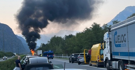 Camion in fiamme sull'A2 in direzione sud