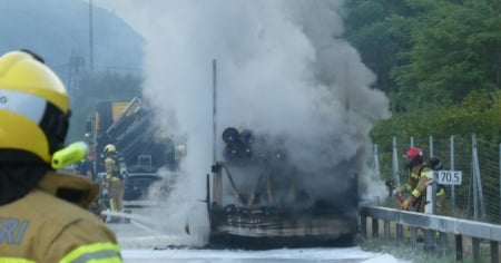 Camion in fiamme sull'A2 in direzione sud