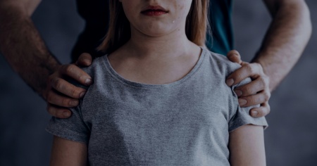 Abusava di due bambine e le filmava di nascosto: «Ora seguo Dio»