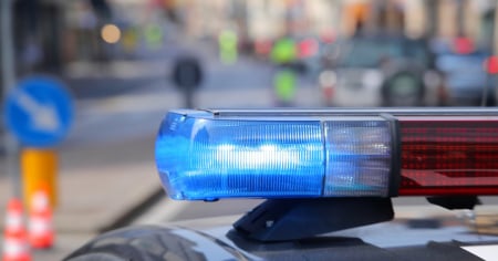 Lite tra vicini per una moto: 50enne tenta di accoltellare un 18enne