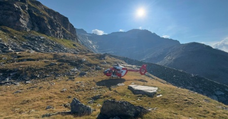 Alpinisti colpiti da una scarica di sassi sull'Adula, li soccorre la Rega