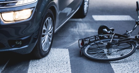 Auto in sorpasso troppo vicine ai ciclisti: c'è chi chiede una legge