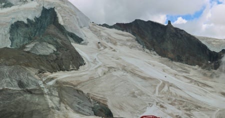 Ghiacciaio in sofferenza: chiude (anche) il comprensorio sciistico di Saas-Fee