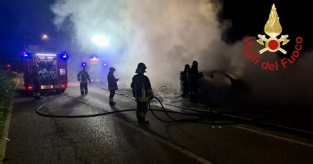 Auto con targhe svizzere prende fuoco