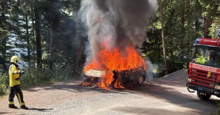 Auto prende fuoco durante la marcia: salve quattro ragazze