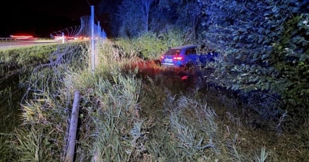 Auto sfonda recinzione sull’A13