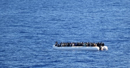 Imbarcazione si capovolge, 40 bambini morti