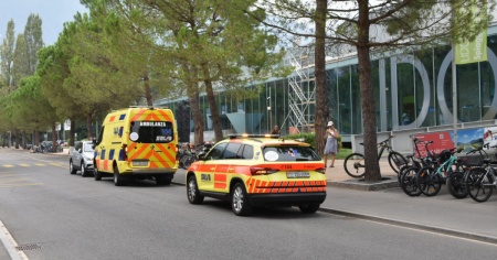 Bimbo rischia di annegare: «A portarlo in superficie è stata una 14enne»