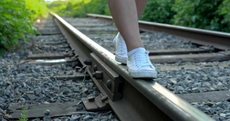 Quella stupida sfida contro il treno: «Un gioco che può costarvi la vita»