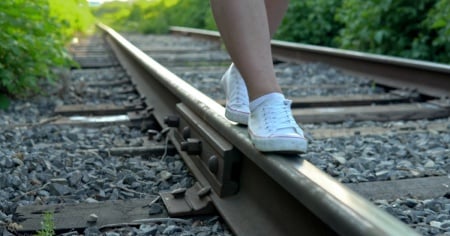 Quella stupida sfida contro il treno: «Un gioco che può costarvi la vita»