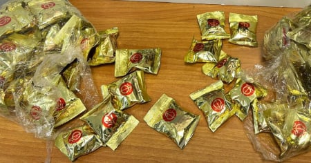 Biscotti della fortuna? No, cocaina. E in valigia ne aveva oltre cinque chili
