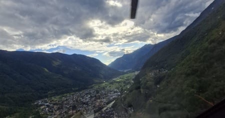 Bloccata in cima alla Calanca: «Ora vado al lavoro in elicottero»