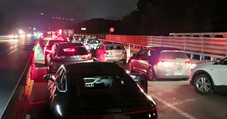 Traffico ancora parzialmente bloccato sulla A2, automobilisti in strada e tanta frustrazione