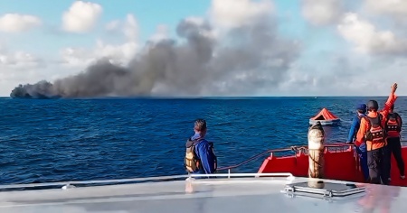 Traghetto in fiamme tra Bali e Lombok: soccorsi oltre 100 passeggeri