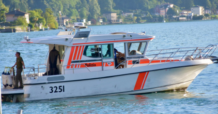 Donna scompare nel Ceresio durante una nuotata: ricerche finora senza esito