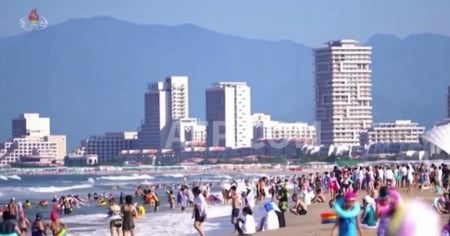 Caldo record, i nordcoreani scappano al mare