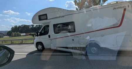 Si rompe il camper sull'A2. Detriti sulla strada e disagi al traffico