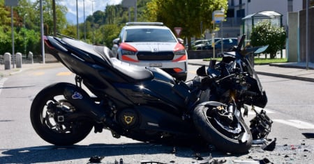 Tampona un'auto e viene sbalzato a terra: ferito leggermente uno scooterista