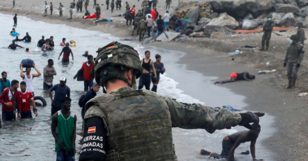 In migliaia a Ceuta contro la gestione della crisi migratoria